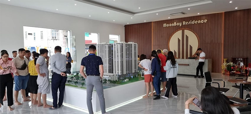 Sa bàn nhà ở xã hội Moonbay Residence đặt bên trong văn phòng bán hàng